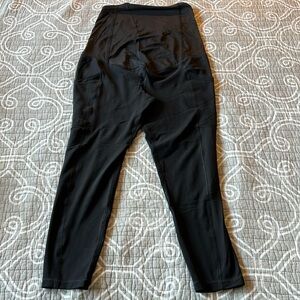 Black capri style maternity leggings – size medium – Isabel maternity